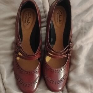 Clark's Artisan Women's Wingtip Style Triple Strap Burgundy Heels New Sz 8.5 M
